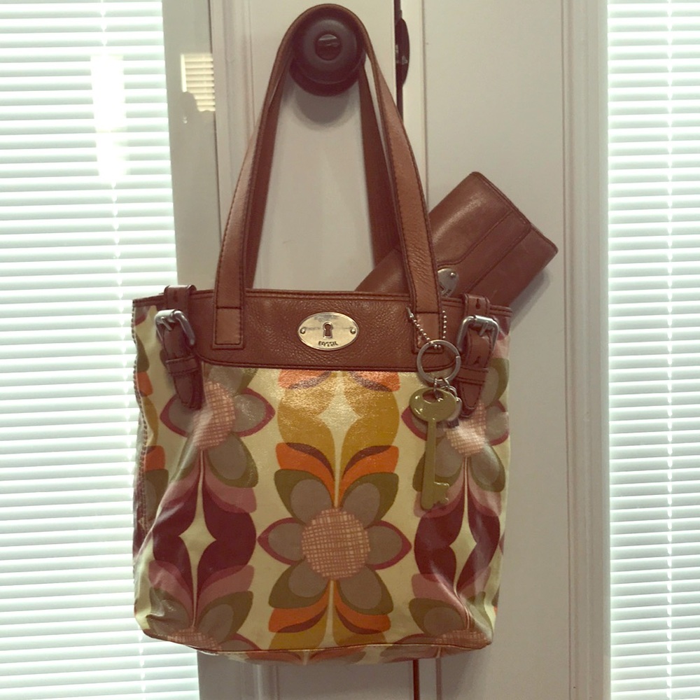 Fossil Key Per Purse w/ matching Leather Clutch.